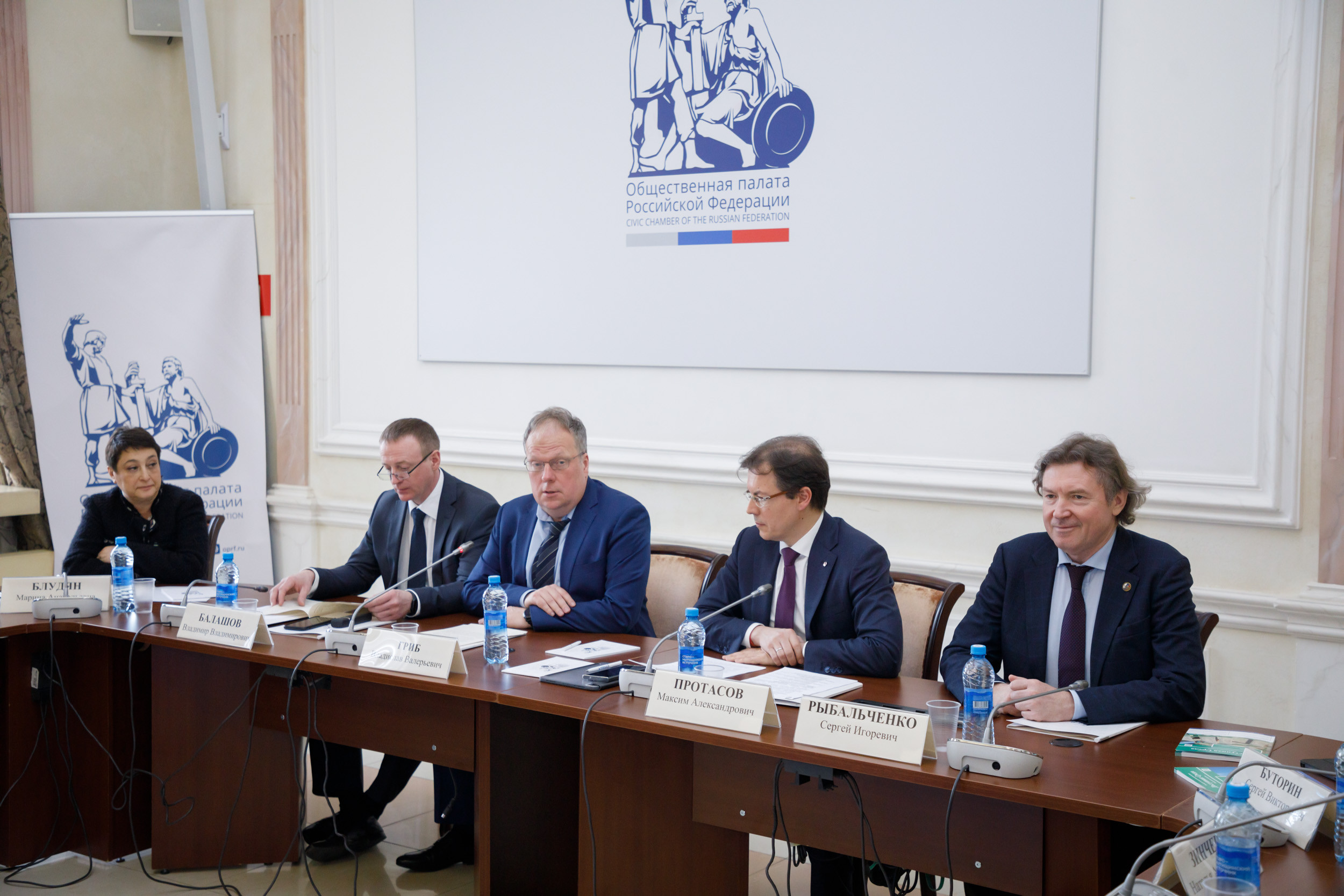 Владислав Гриб выступает на публичных слушаниях по безопасности детских площадок
